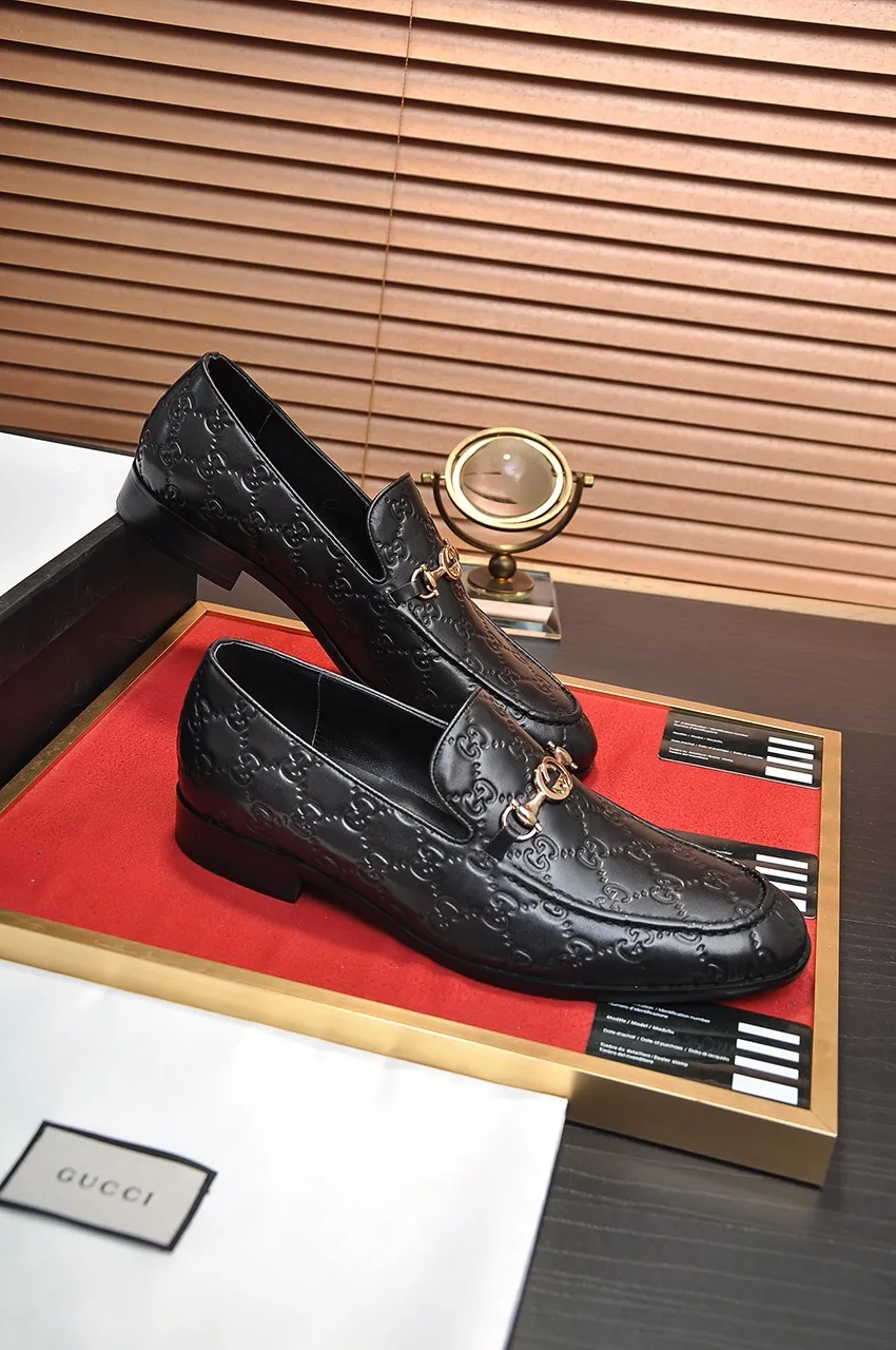 Men's shoes💰500💶Italy's top luxury men's shoe giant (GUCCI) (Gucci) (full cowhide lining) new arrival🍃Original European style🔰 Pleasant to the eye😍In order to make the shoes more durable and non-deformable🌀The production continues to follow traditional methods but there is still no lack of innovation💪Choose original sheepskin for the leather♻️ Smooth and natural And extra bright ⭐Made of imported cowhide, the first choice of rich people 38-45 (45 customized)